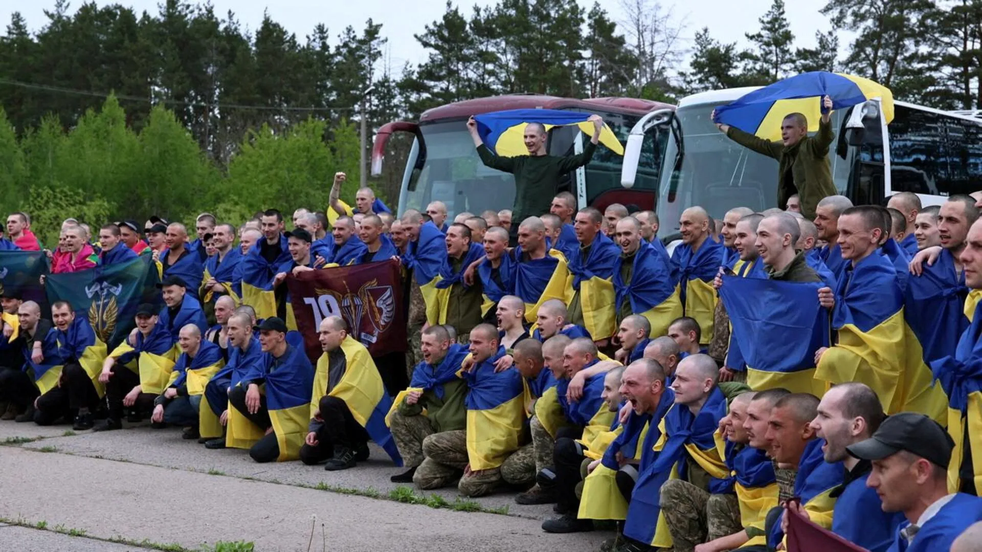 На цьому фото з роздаткового матеріалу, опублікованому 6 травня 2025 року, зображено українських військовополонених (ВПО) після обміну на тлі нападу Росії на Україну в невідомому місці в Україні
